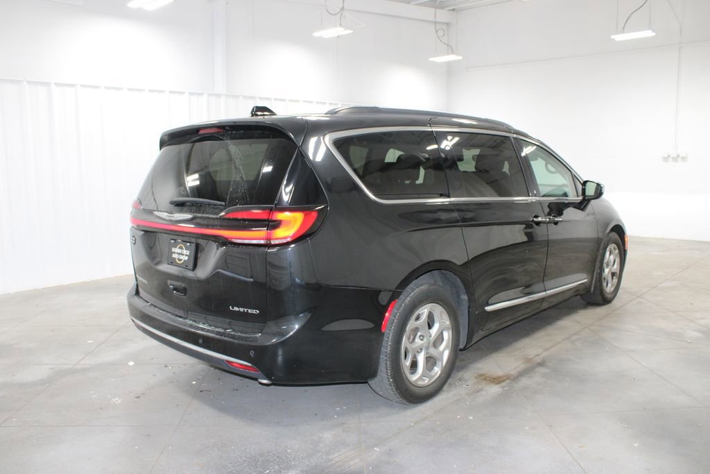 Used 2023 Chrysler Pacifica Limited FWD image 9
