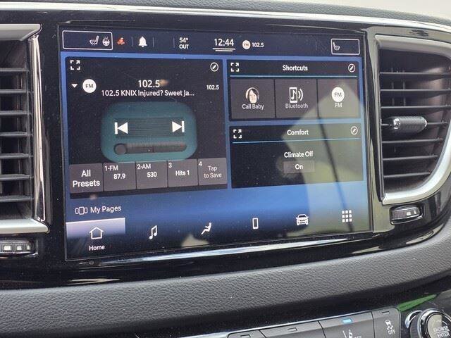 Used 2021 Chrysler Pacifica Touring-L image 17