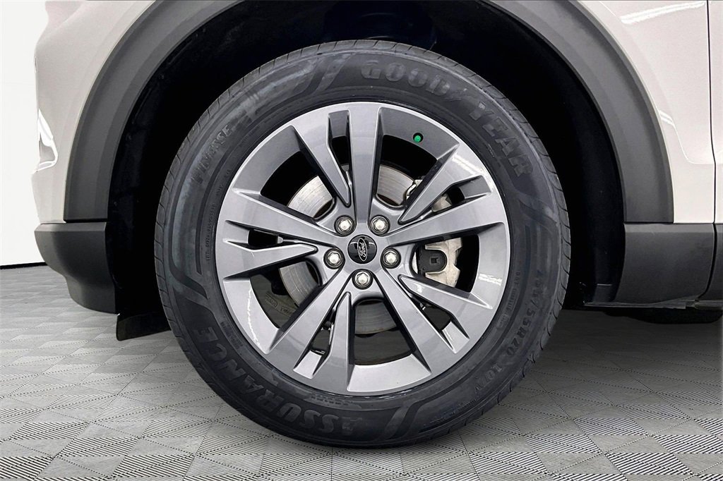 Used 2023 Ford Explorer XLT w/ Equipment Group 202A image 9