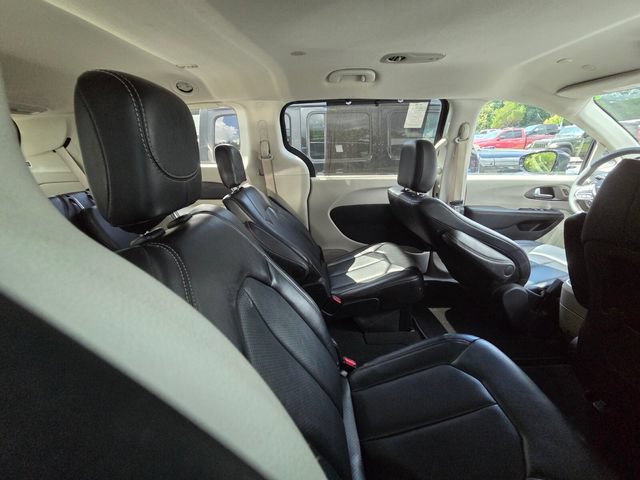 Used 2024 Chrysler Pacifica Touring-L FWD image 10