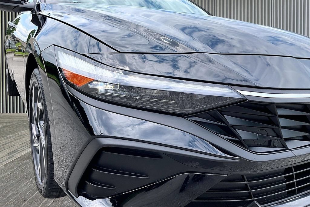 Certified 2025 Hyundai Elantra SEL FWD image 30