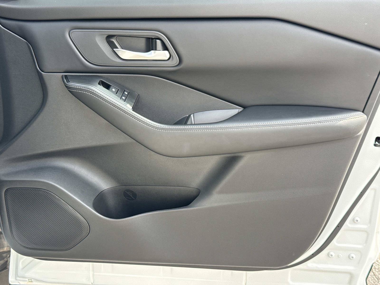 Used 2025 Nissan Rogue SV FWD image 19