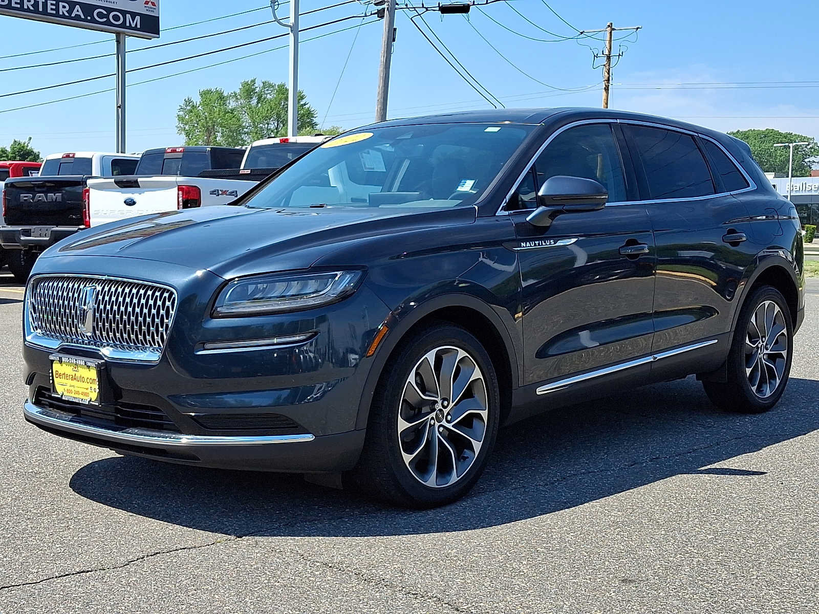 Used 2022 Lincoln Nautilus Reserve AWD/4WD image 3