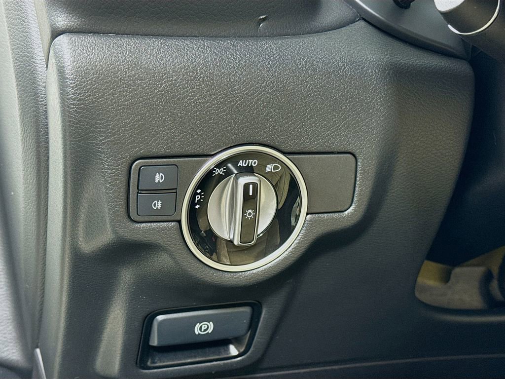 Used 2018 INFINITI QX30 Premium w/ Navigation Package image 13