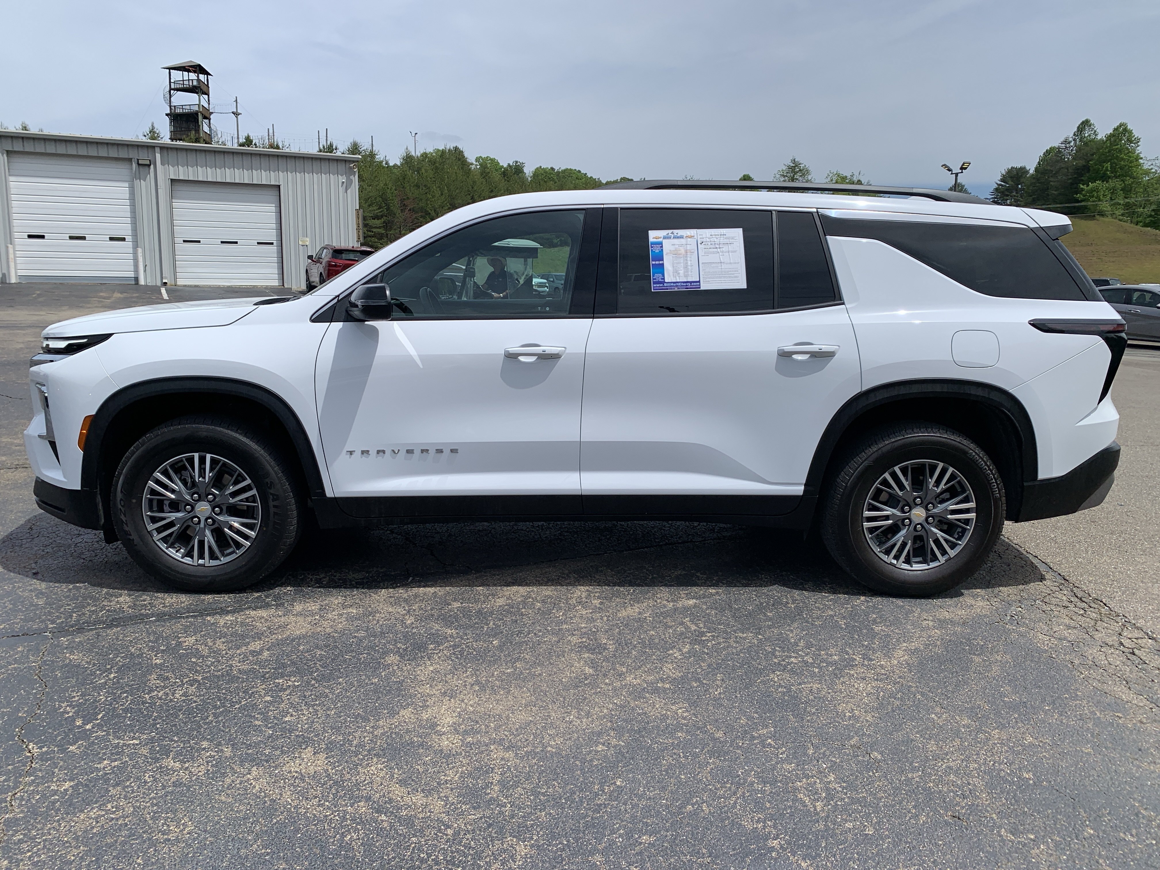Used 2025 Chevrolet Traverse LT FWD image 14