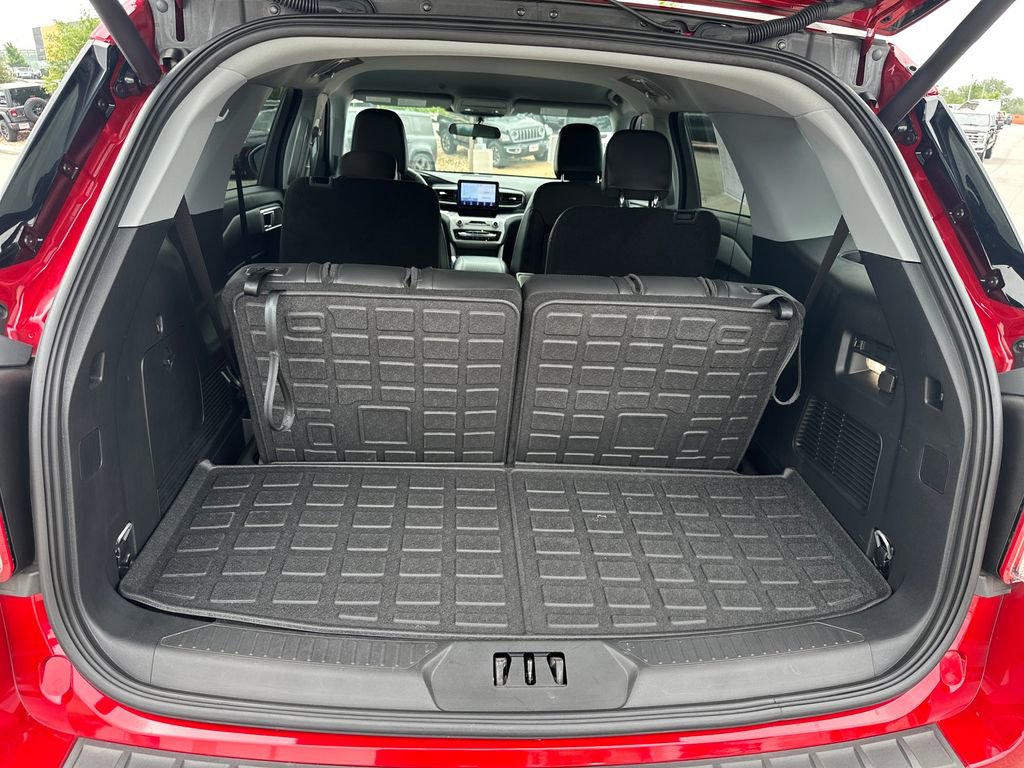 Used 2024 Ford Explorer XLT w/ Equipment Group 202A RWD image 38