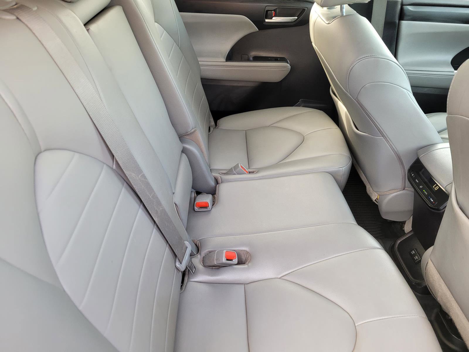 Used 2021 Toyota Highlander XLE image 13