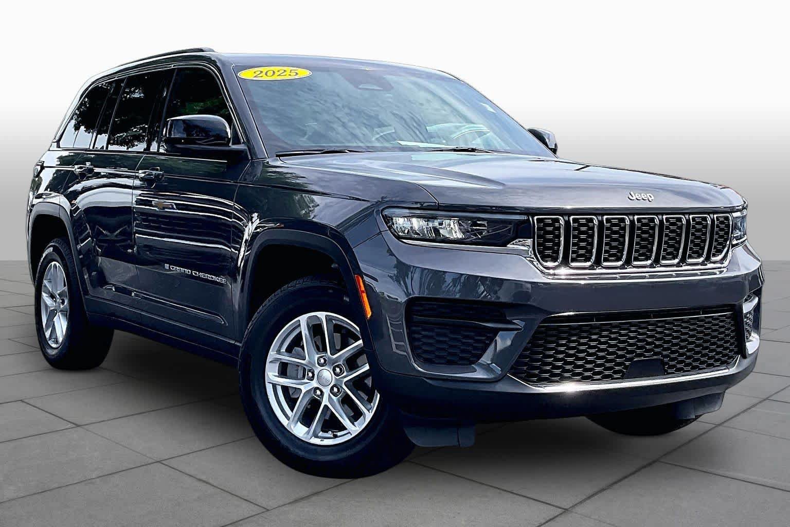 Used 2025 Jeep Grand Cherokee Laredo X w/ Luxury Tech Group I RWD image 3