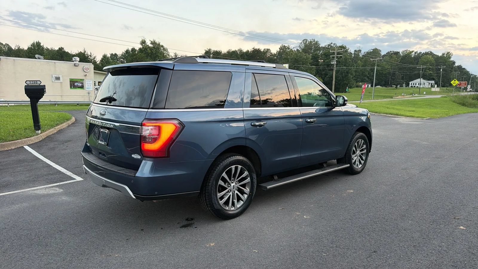 Used 2018 Ford Expedition Limited w/ Equipment Group 301A AWD/4WD image 7