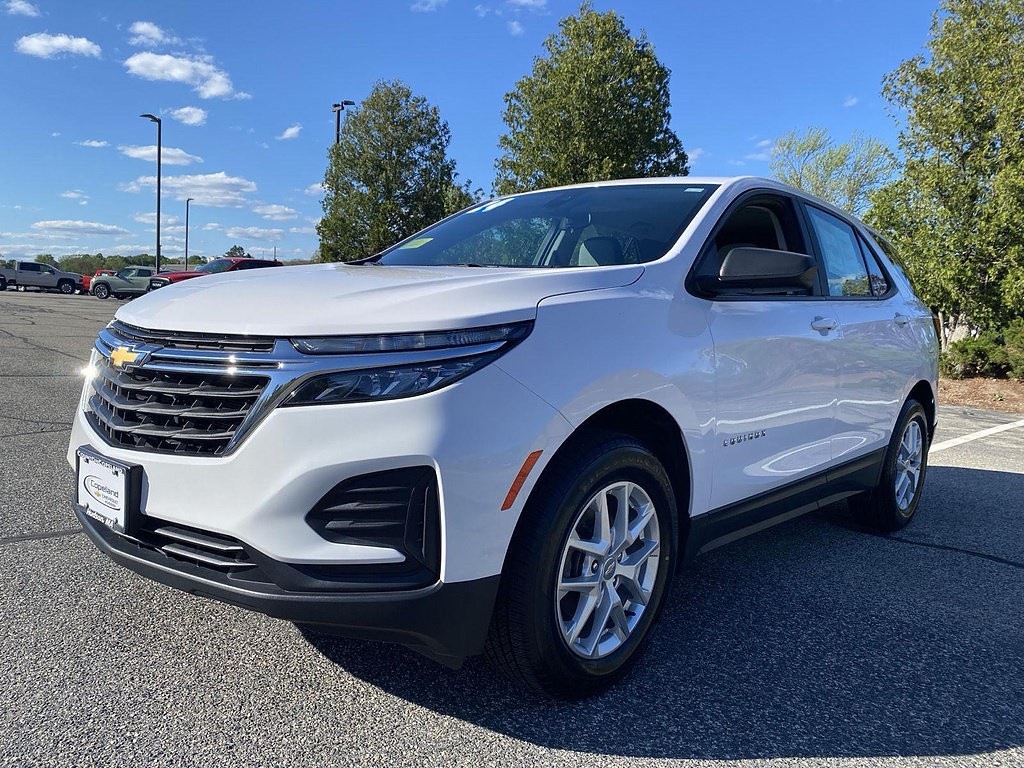 Used 2024 Chevrolet Equinox LS w/ Driver Confidence II Package AWD/4WD image 1