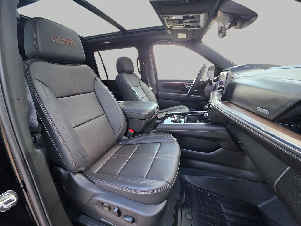 Used 2025 Chevrolet Suburban High Country image 15