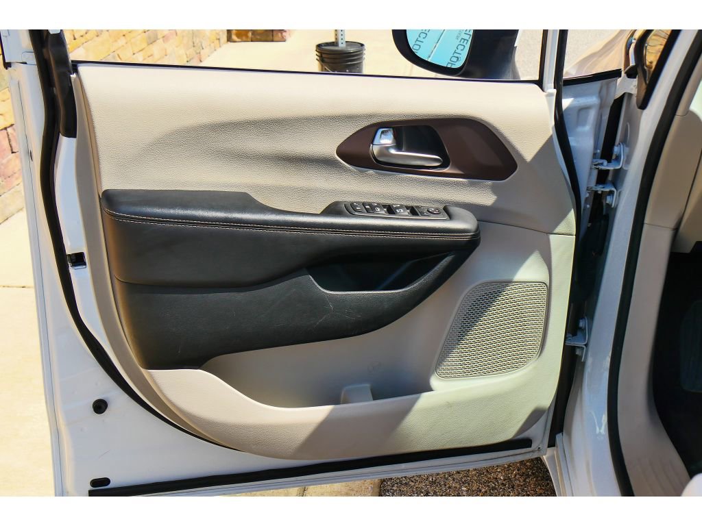 Used 2023 Chrysler Voyager LX image 9