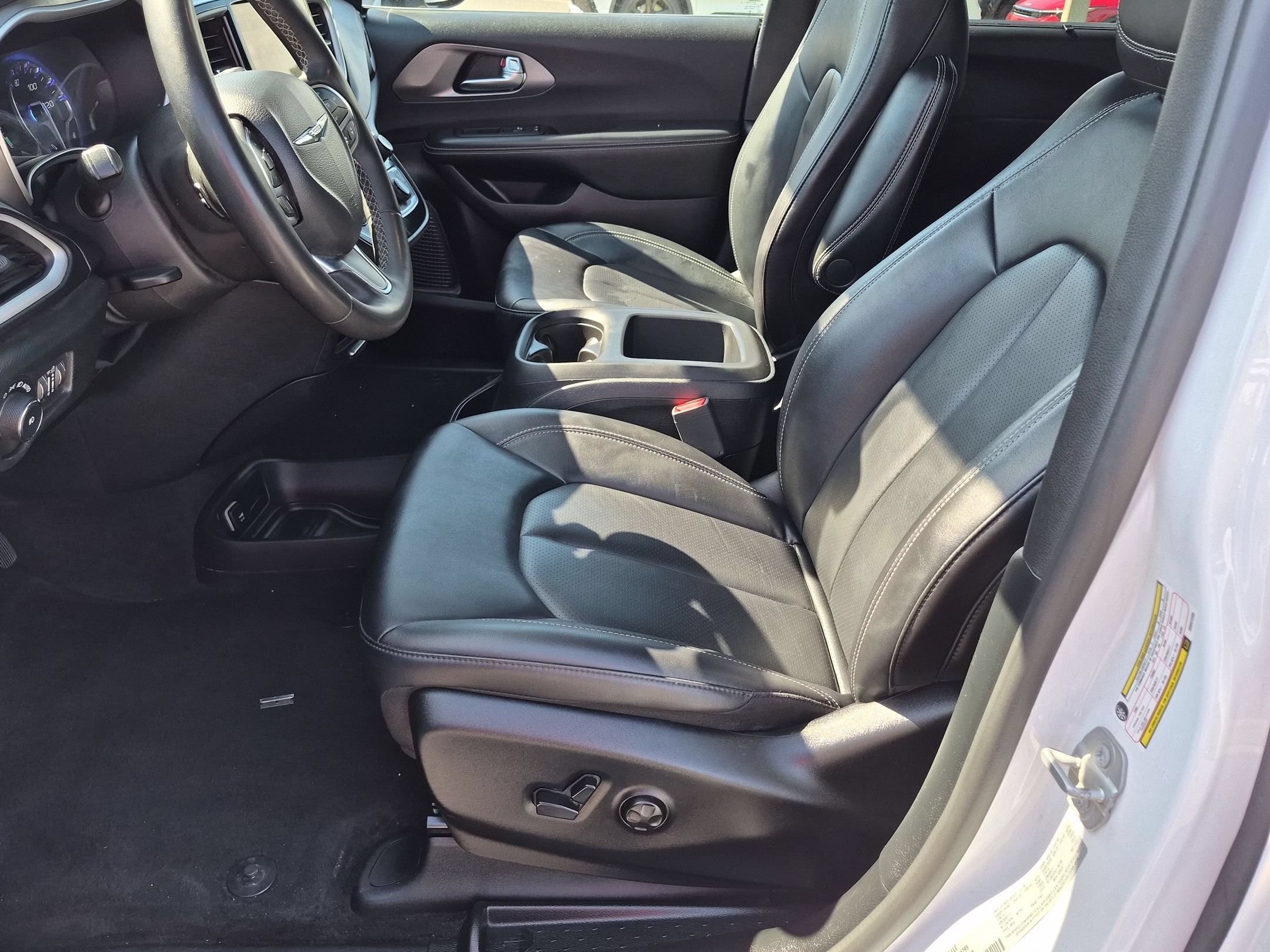 Used 2025 Chrysler Pacifica Select FWD image 14