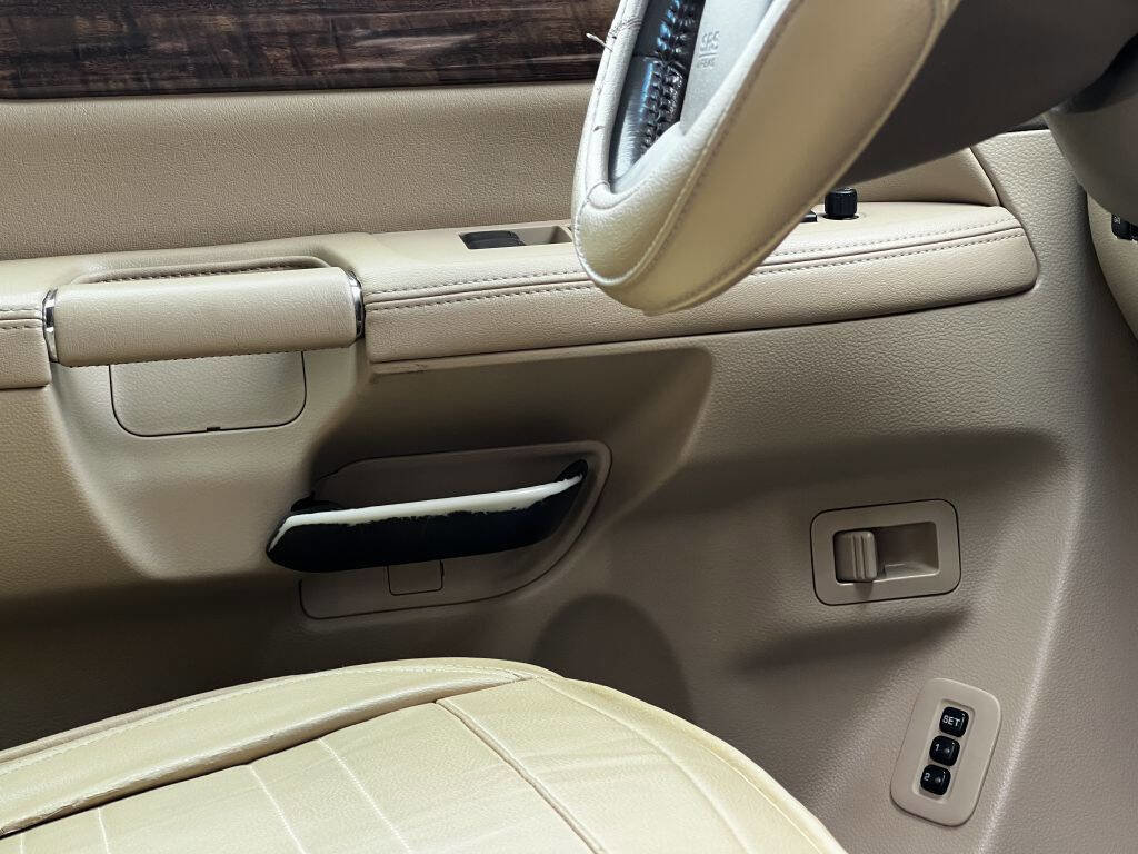 Used 2011 Nissan Armada Platinum image 30