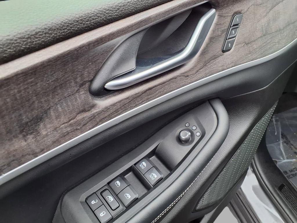 Used 2023 Jeep Grand Cherokee L Limited w/ Black Appearance Package image 19