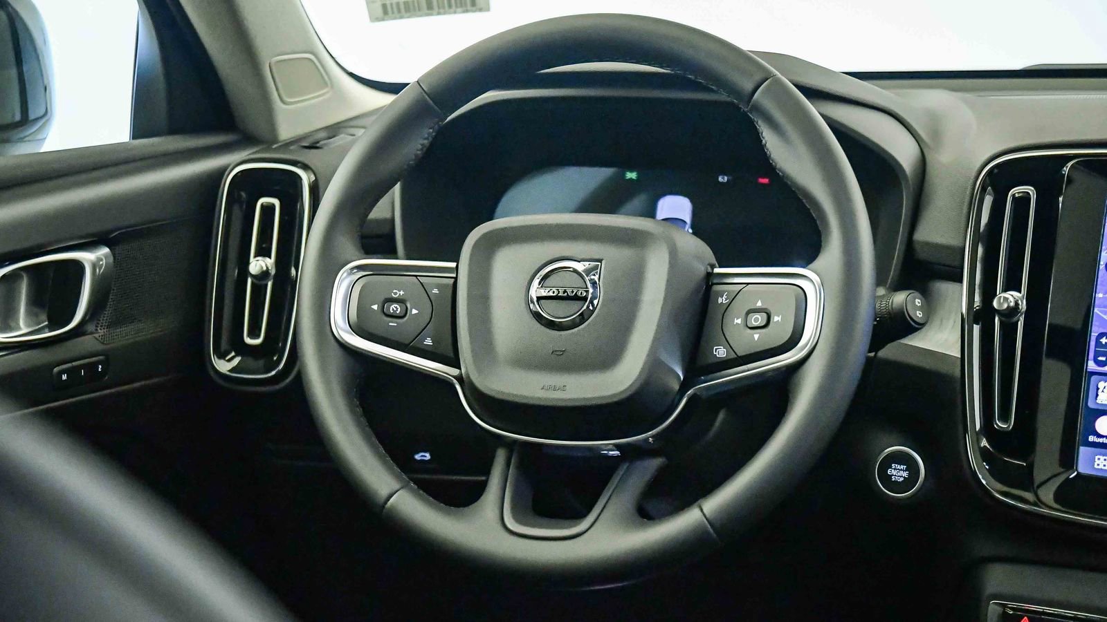 Certified 2025 Volvo XC40 B5 Plus w/ Protection Package Premier image 13