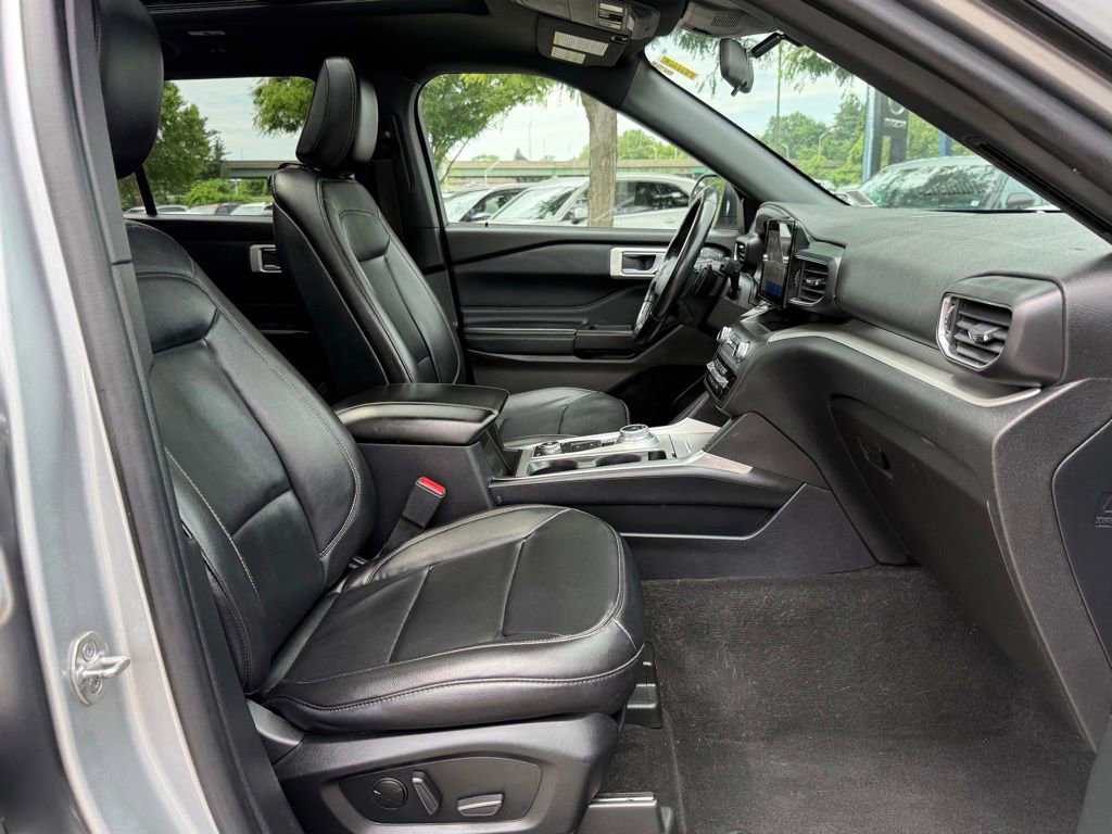 Used 2020 Ford Explorer XLT w/ Equipment Group 202A AWD/4WD image 31