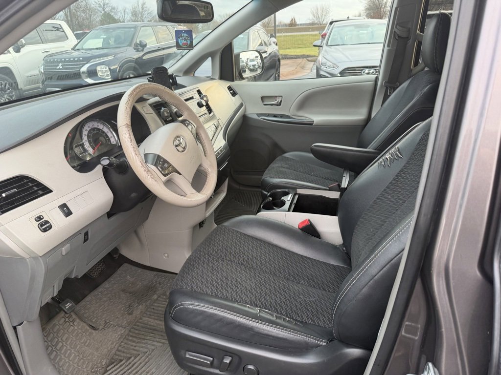 Used 2014 Toyota Sienna SE w/ Convenience Accessory Package image 7