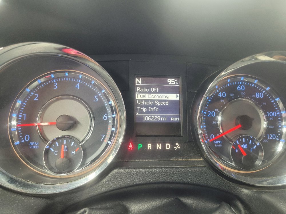 Used 2016 Chrysler Town & Country Touring FWD image 23