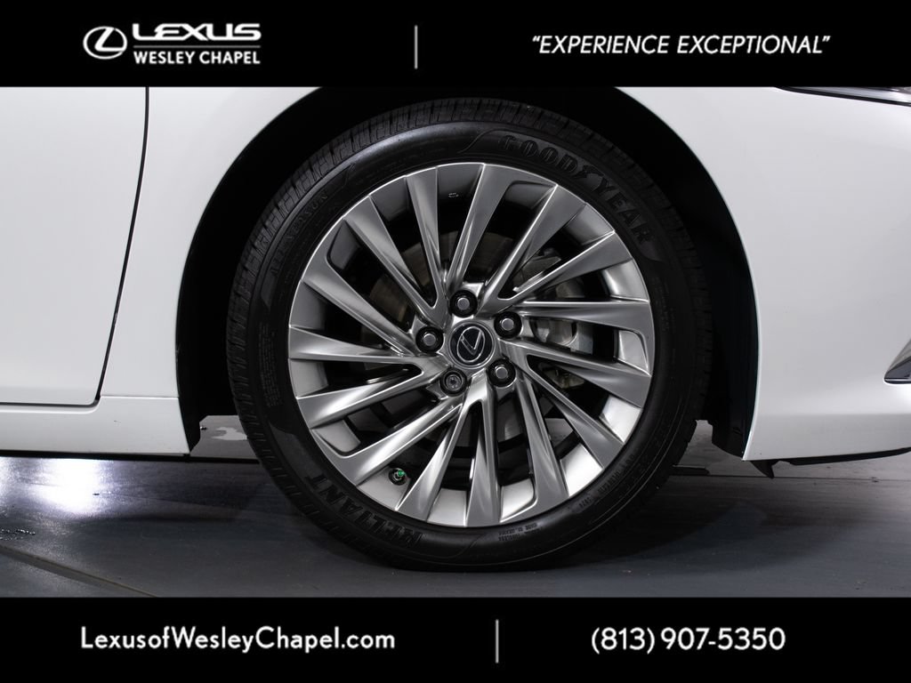 Used 2021 Lexus ES 300h Ultra Luxury w/ Accessory Package 2 FWD image 3