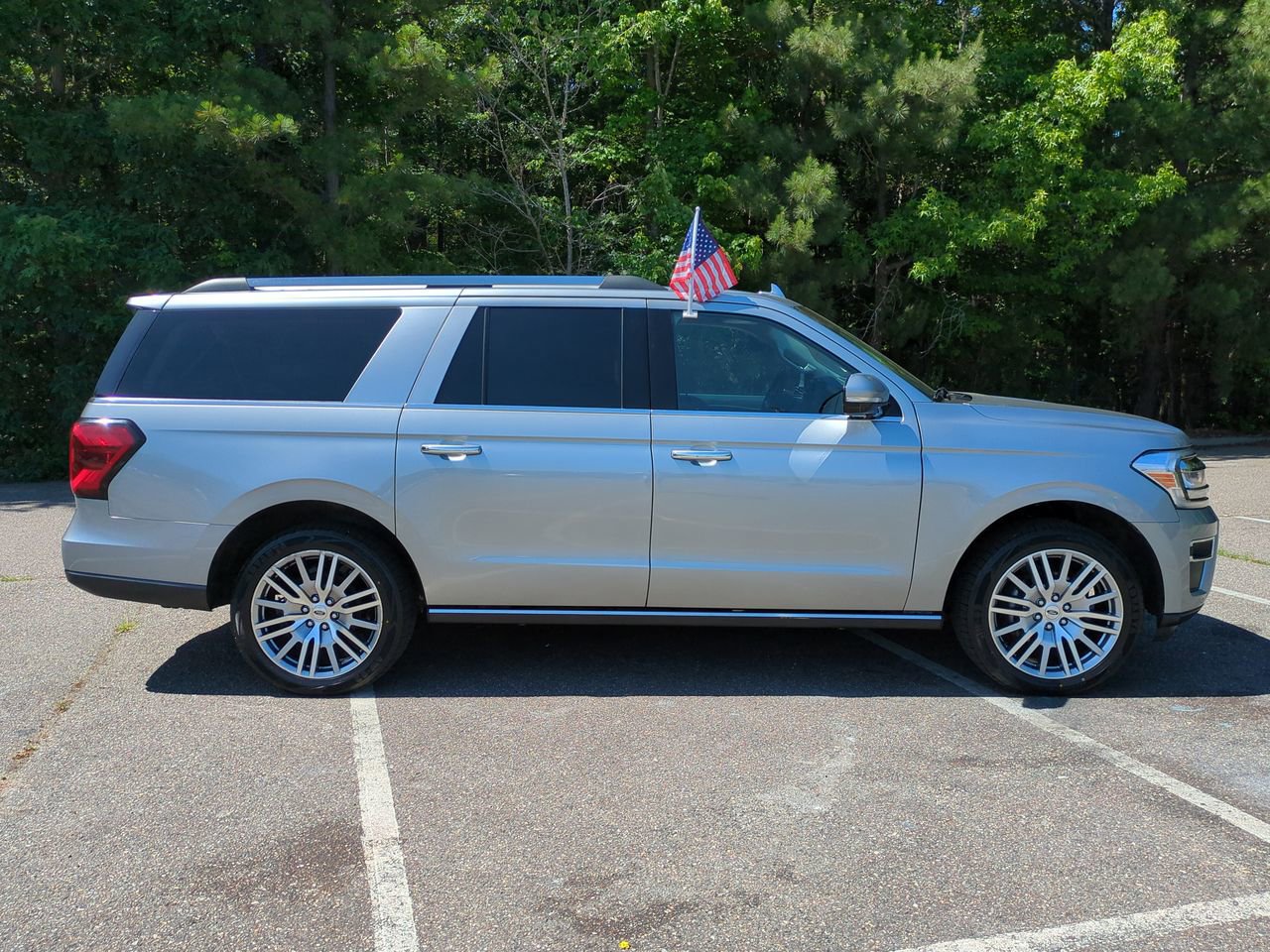 Used 2024 Ford Expedition Max Limited AWD/4WD image 3