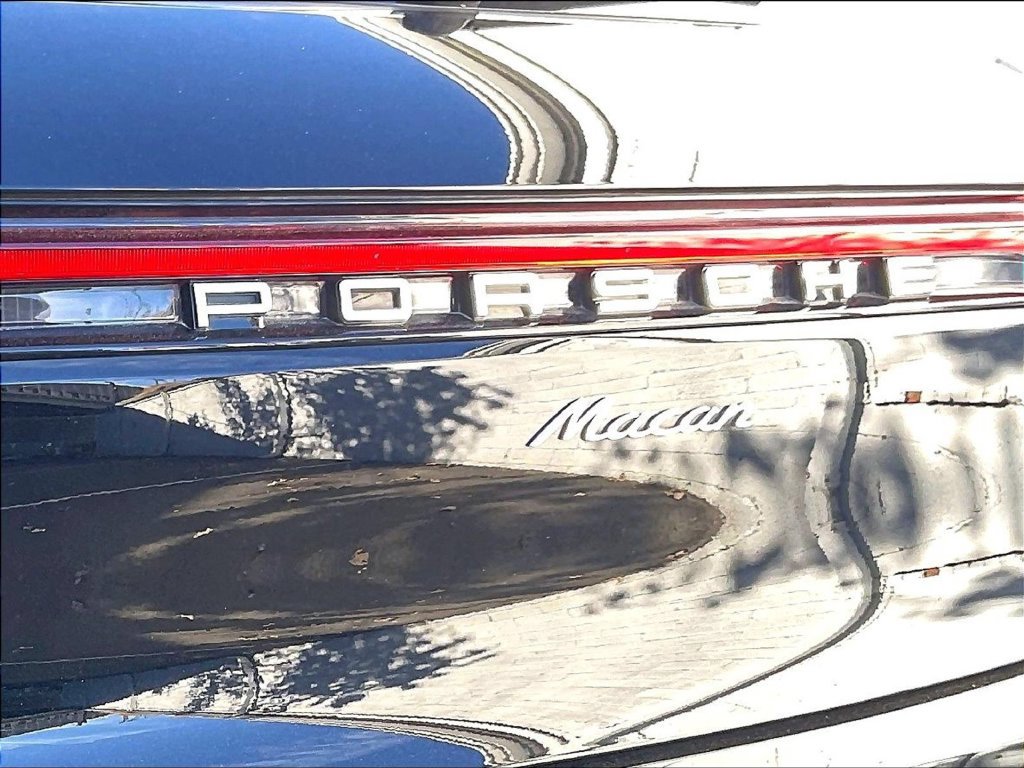 Certified 2023 Porsche Macan AWD/4WD image 13