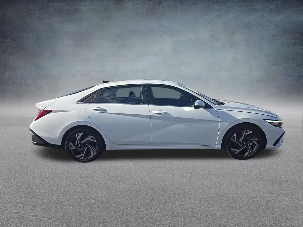 Used 2025 Hyundai Elantra Limited FWD image 2