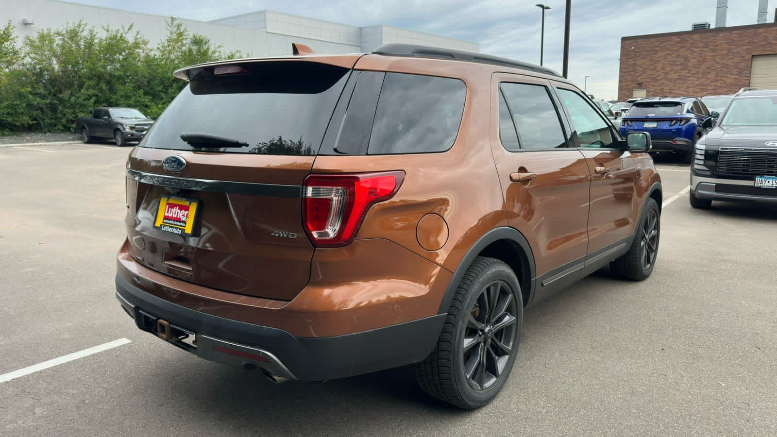 Used 2017 Ford Explorer XLT w/ Equipment Group 202A AWD/4WD image 2