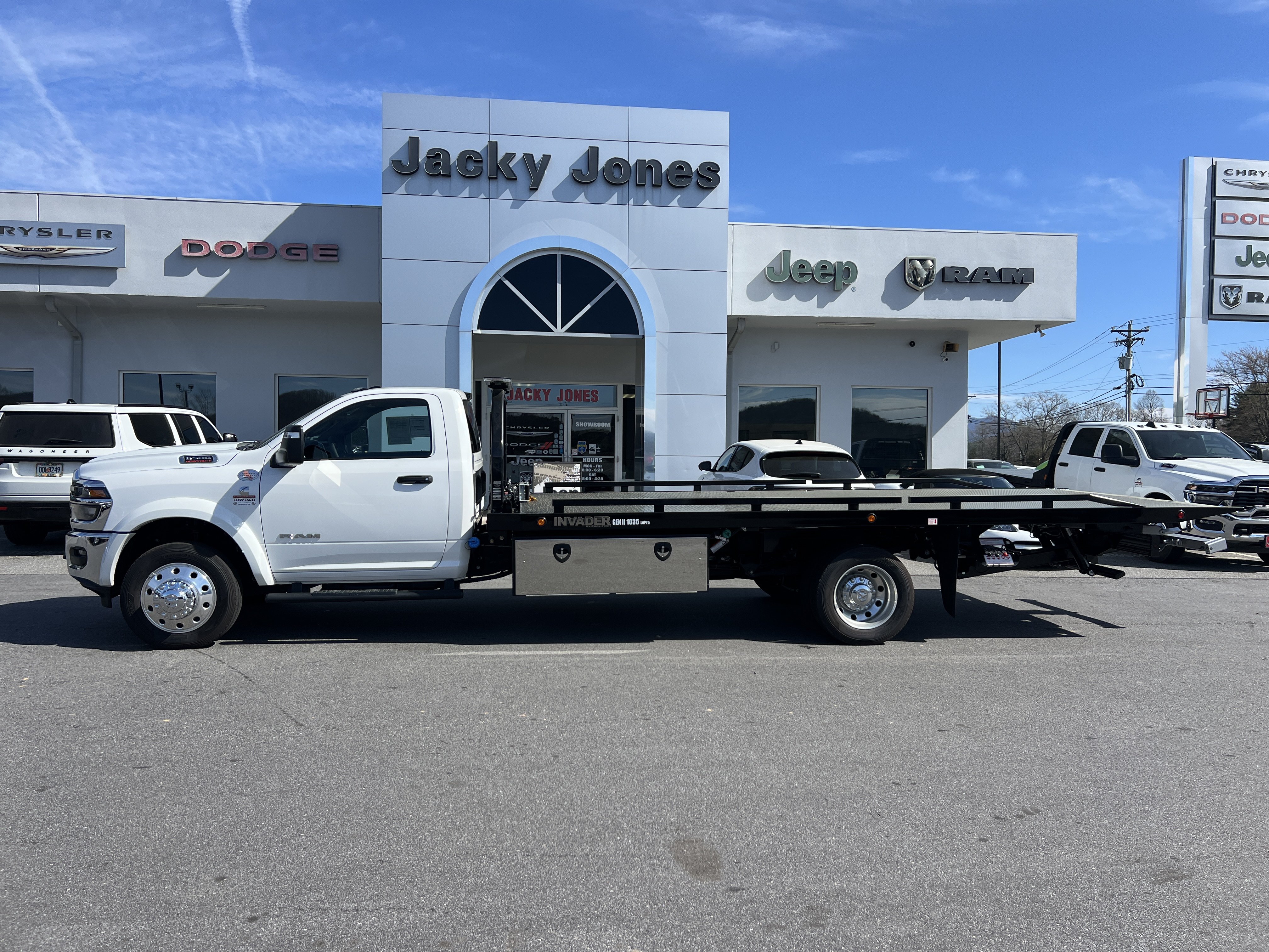 Used 2025 RAM 5500 2WD Regular Cab image 1