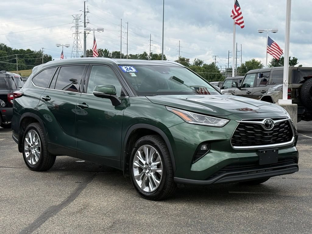 Used 2024 Toyota Highlander Limited AWD/4WD image 29