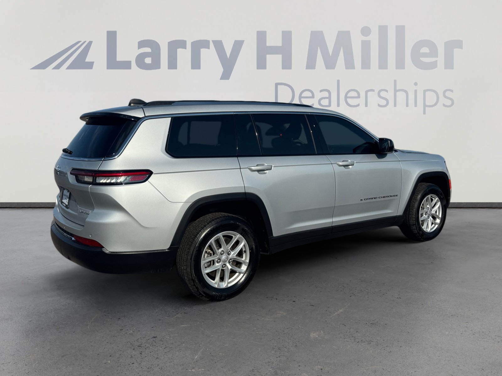 Used 2023 Jeep Grand Cherokee L Laredo AWD/4WD image 5