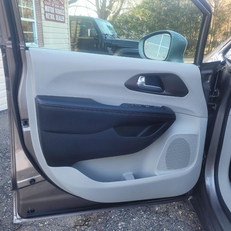 Used 2017 Chrysler Pacifica Touring-L w/ Tire & Wheel Group image 10