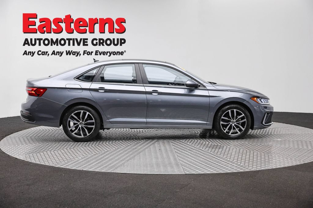 Used 2025 Volkswagen Jetta SE FWD image 4