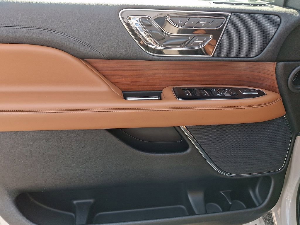 Used 2019 Lincoln Navigator Reserve image 13
