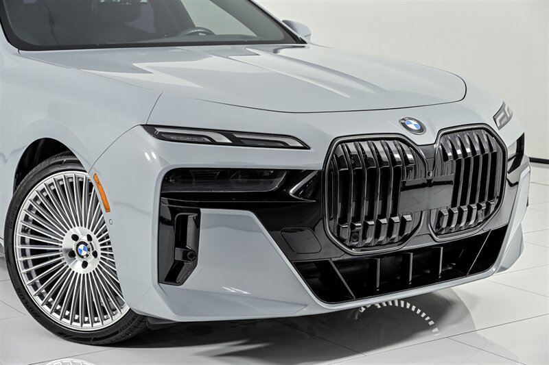 Used 2024 BMW 760i xDrive AWD/4WD image 3