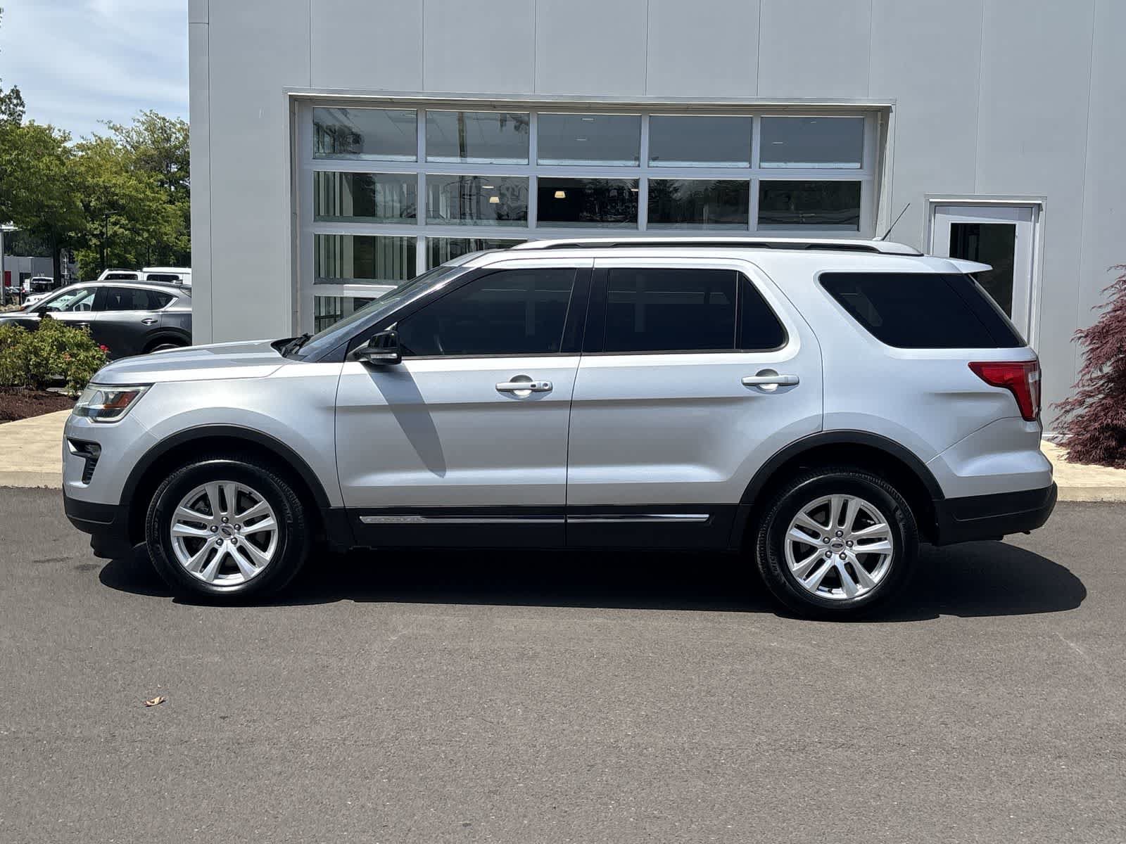 Used 2018 Ford Explorer XLT AWD/4WD image 2