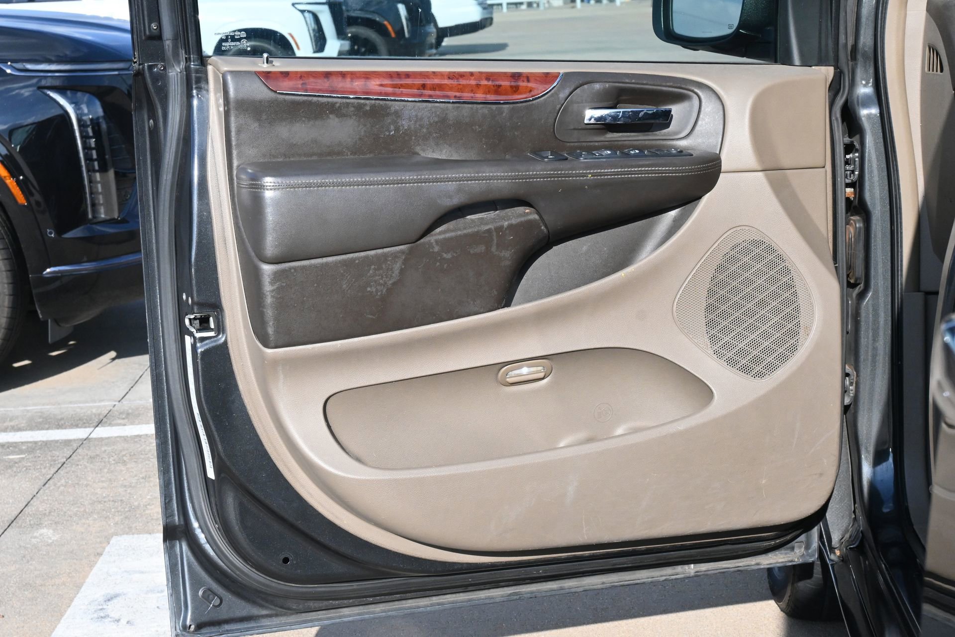 Used 2012 Chrysler Town & Country Touring-L w/ Entertainment Group #2 FWD image 19