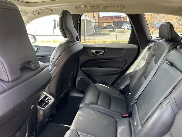 Used 2022 Volvo XC60 B5 Inscription FWD image 16