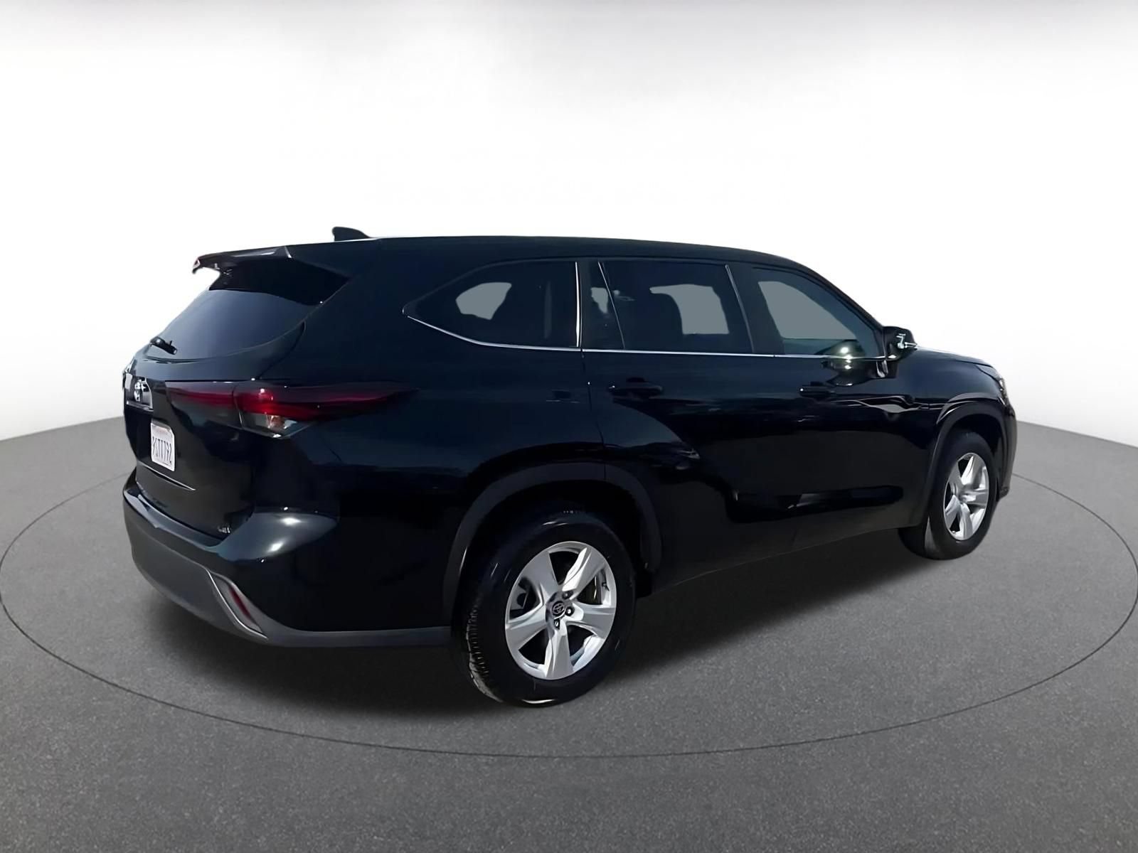 Used 2025 Toyota Highlander LE FWD image 15