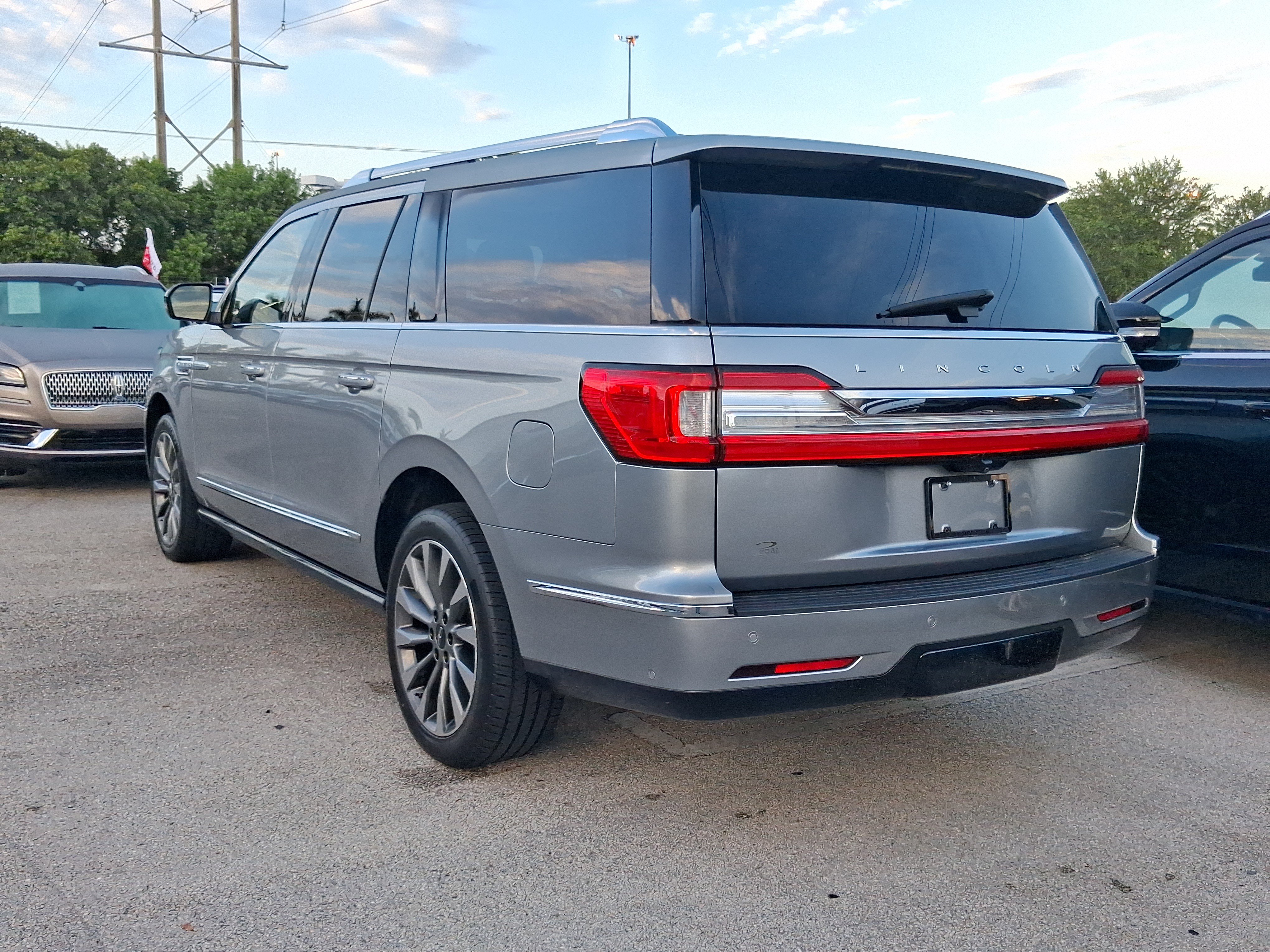 Used 2020 Lincoln Navigator L Reserve w/ Luxury Package AWD/4WD image 3