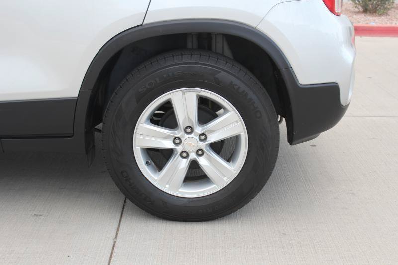 Used 2022 Chevrolet Trax LS w/ Tint and Cruise Package FWD image 29