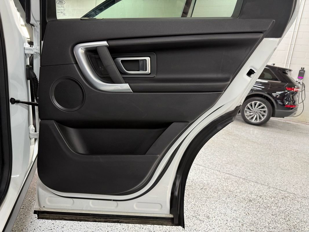 Used 2018 Land Rover Discovery Sport SE image 21