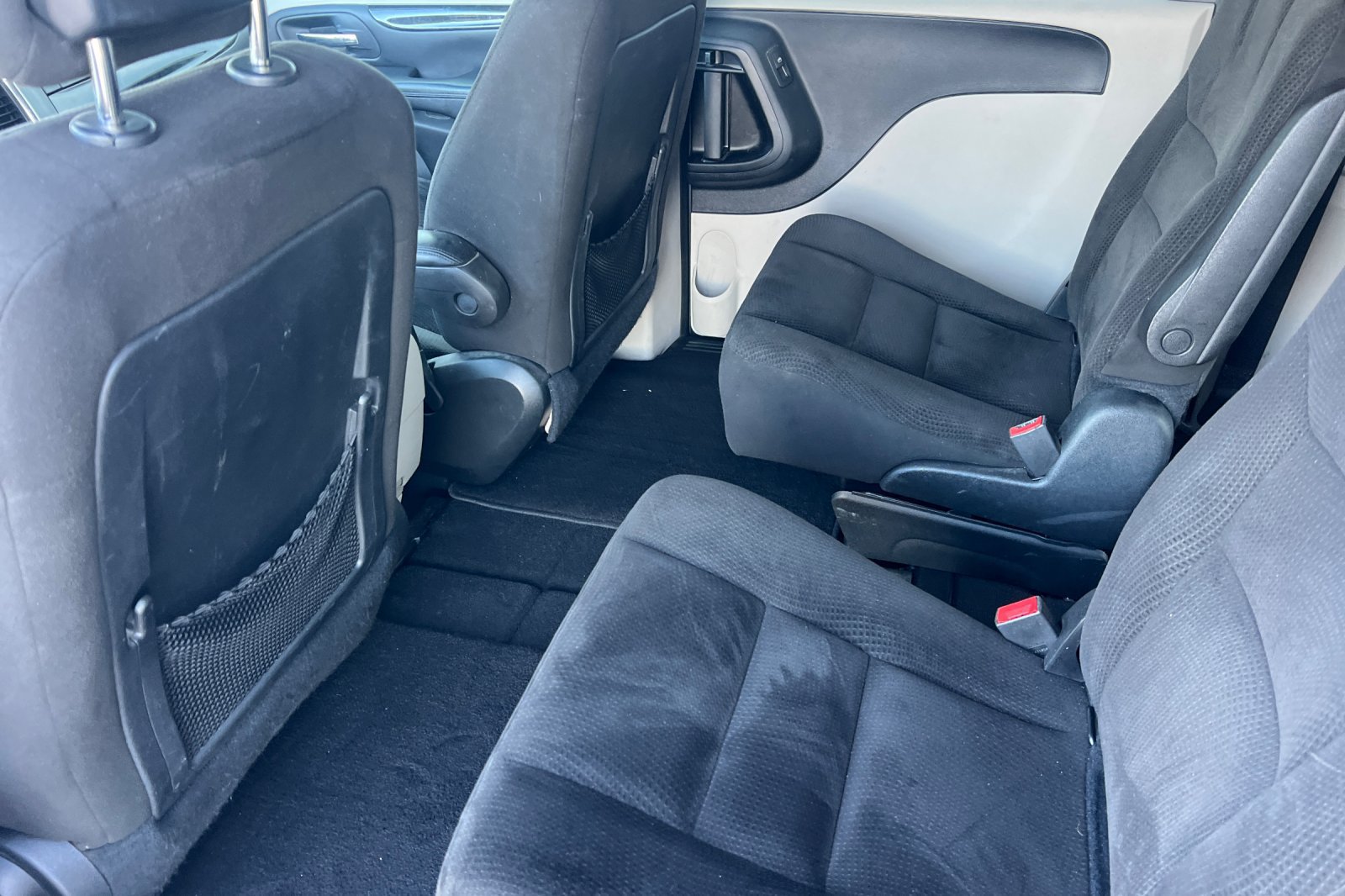 Used 2016 Dodge Grand Caravan SXT w/ UConnect Hands-Free Group FWD image 17