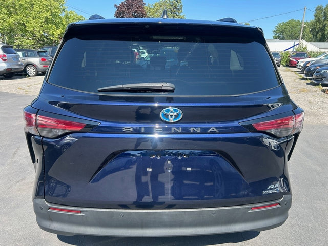 Used 2021 Toyota Sienna XLE FWD image 3