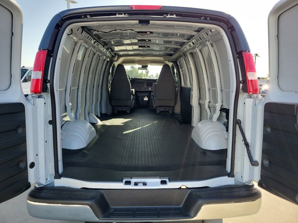 New 2026 Chevrolet Express 3500 Extended RWD image 16
