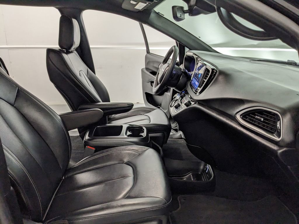 Used 2025 Chrysler Pacifica Select FWD image 21