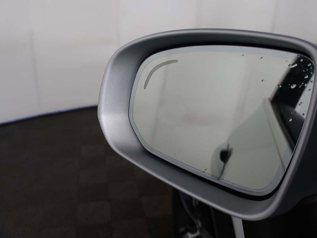 Used 2018 Volvo XC60 T6 R-Design w/ Vision Package image 38