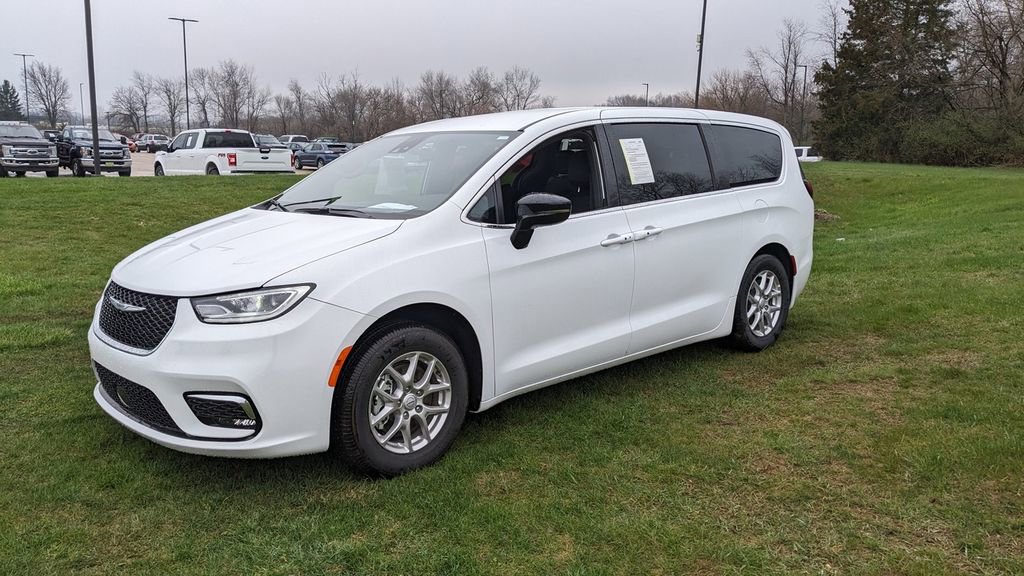 Used 2026 Chrysler Pacifica Select image 7