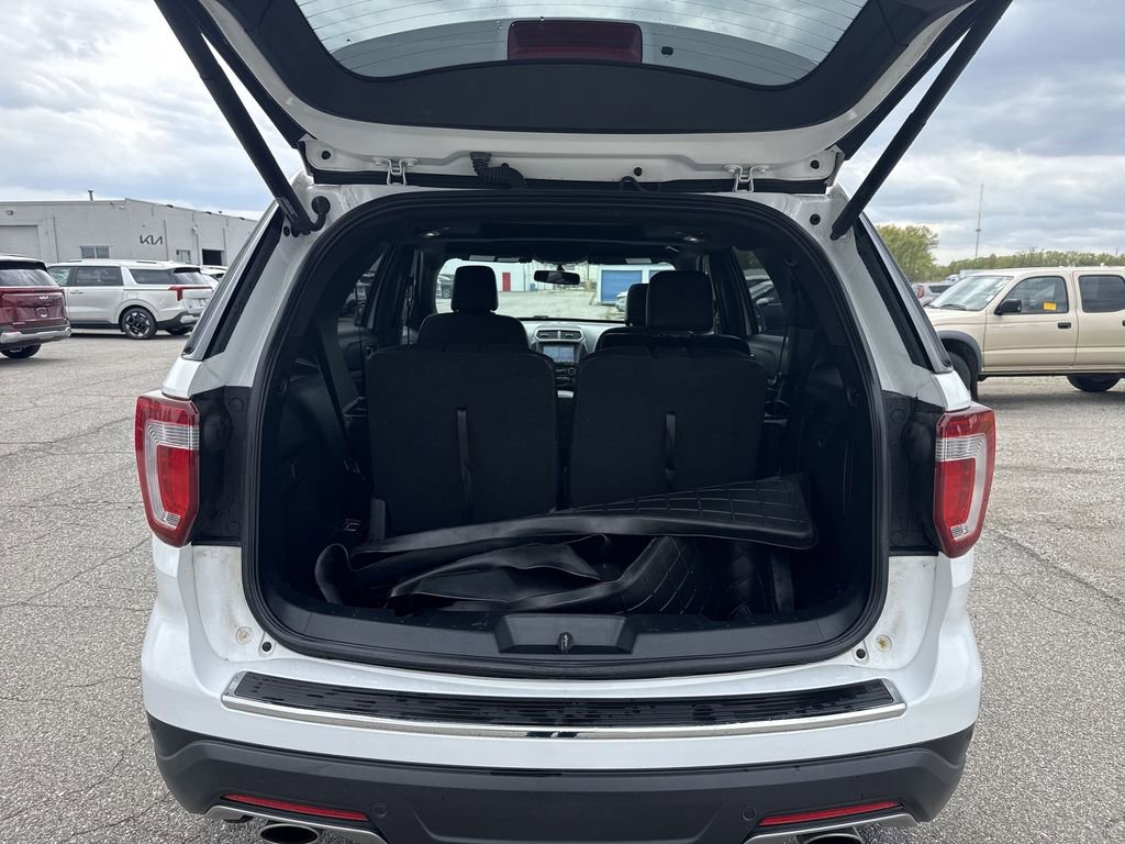 Used 2018 Ford Explorer XLT w/ Equipment Group 202A AWD/4WD image 21