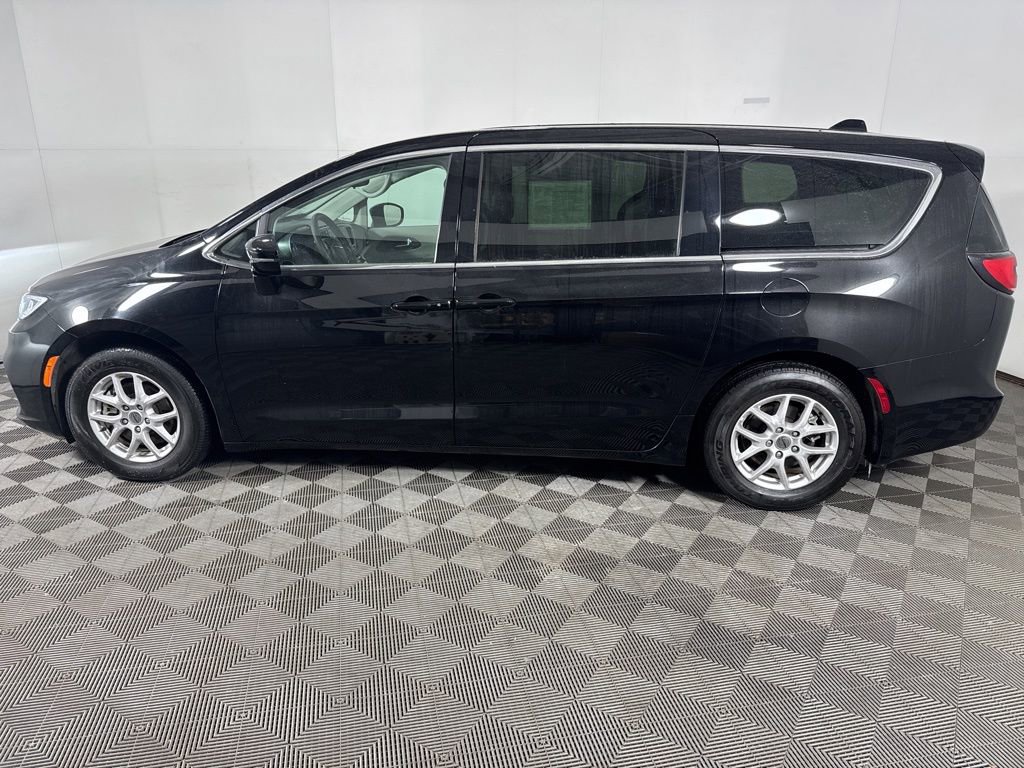 Used 2024 Chrysler Pacifica Touring-L image 6